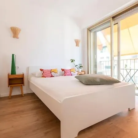 1br Design Balcony Center Tram & 10mins Lägenhet *